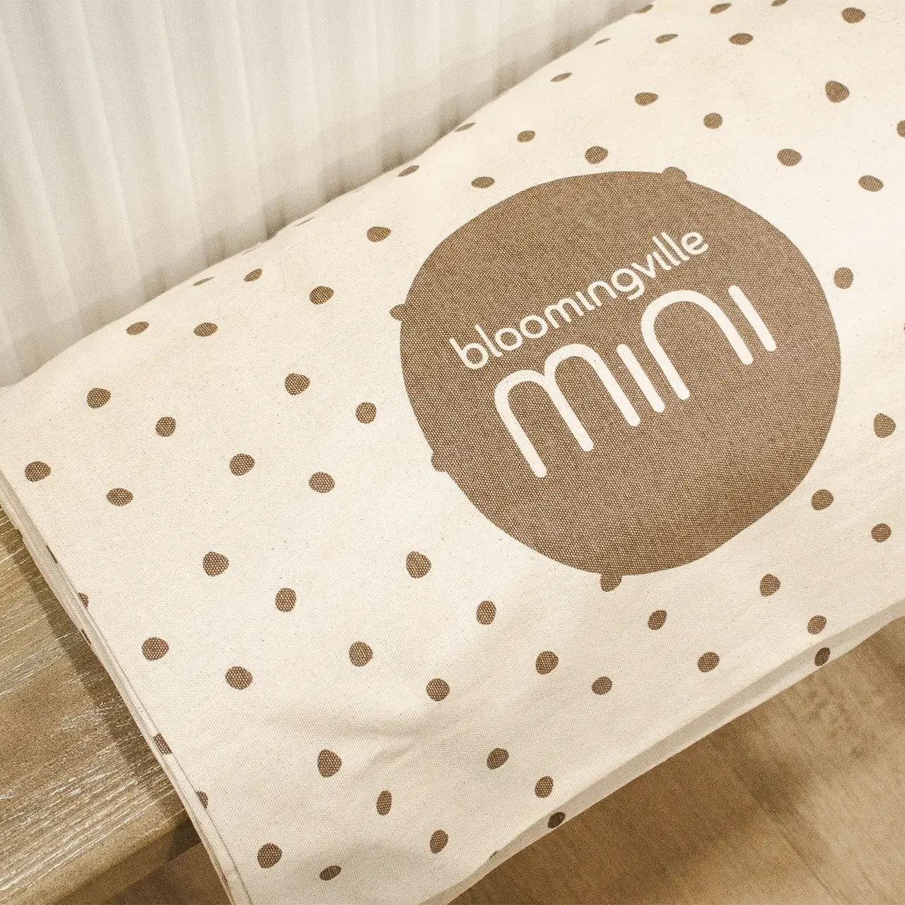 Beiger Dekoartikel im Store Concept L